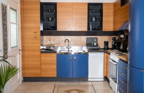 Korinthos Apartment | Apartment 'Unique Near The Beach' with Shared Terrace, Wi-Fi and Air Conditioning