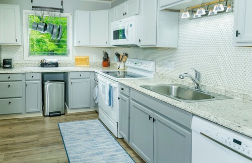 Bloomington House | 2 mins to IU sports & Griffy Lake! Ranch retreat w/game room. Pet-friendly!