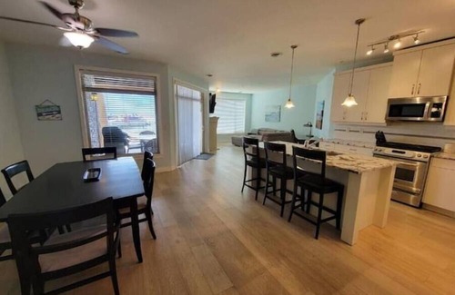 Central Okanagan Condo | 7102 - Beachfront Stunner - Boat Slip Availablenn