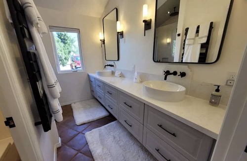 Santa Barbara House | Luxury beach stay- pool, spa, private beach
