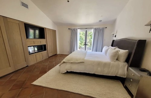 Santa Barbara House | Luxury beach stay- pool, spa, private beach