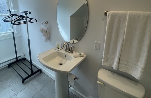 South Kortright Bed & Breakfast | Cozy B&B with WiFi and AC in Terrific South Kortright