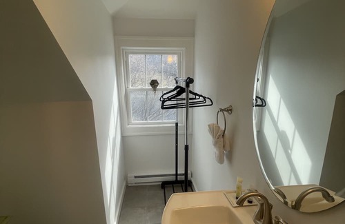 South Kortright Bed & Breakfast | Cozy B&B with WiFi and AC in Terrific South Kortright