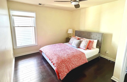 Cherry Condo | Elegant & Cozy 2BR Retreat in Historic Meyers Park. Swimming Pool and Terrace!