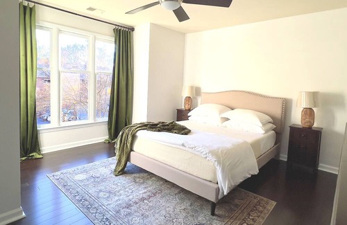 Cherry Condo | Elegant & Cozy 2BR Retreat in Historic Meyers Park. Swimming Pool and Terrace!