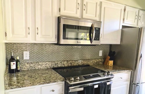 Cherry Condo | Elegant & Cozy 2BR Retreat in Historic Meyers Park. Swimming Pool and Terrace!