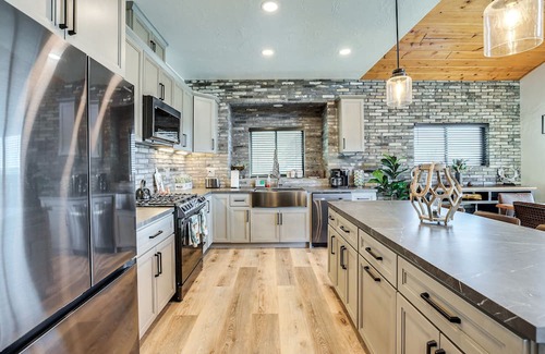 Lake Arrowhead Cabin | Mountain-View Lake Arrowhead Cabin w/Deck!