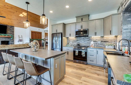 Lake Arrowhead Cabin | Mountain-View Lake Arrowhead Cabin w/Deck!