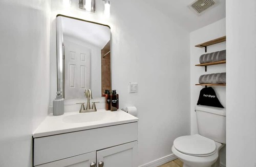 Windwood Apartment | Cozy1-BR MiniStudio: QueenBd+Coffee+Amenities