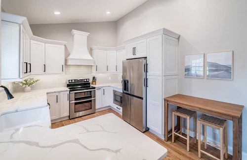 Vista Acres House | Alta Lane: 4 min to LU!, Hot Tub + Mountain Views