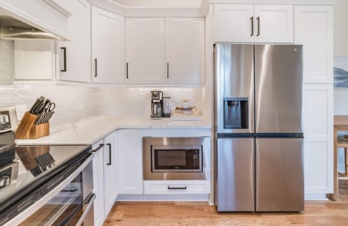 Vista Acres House | Alta Lane: 4 min to LU!, Hot Tub + Mountain Views