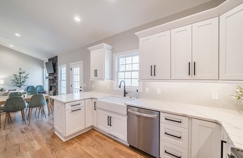 Vista Acres House | Alta Lane: 4 min to LU!, Hot Tub + Mountain Views