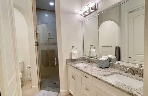 Naples Park House | The Vanderbilt Pearl, 1 Mile to Beach, Pool