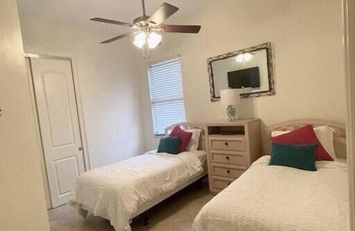 Naples Park House | The Vanderbilt Pearl, 1 Mile to Beach, Pool