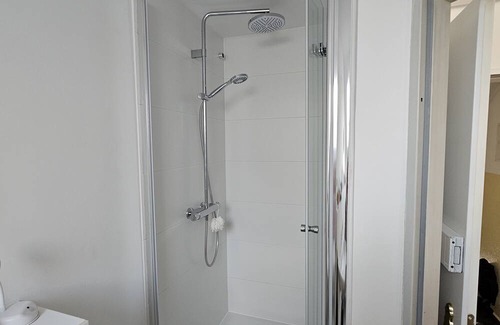 Braunsfeld Apartment | Zentrale, Ruhig, Helle 55qm Ferienwohnung ab 1 N ~ DG