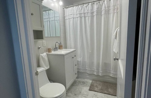 Parker Ridge House | Stylish Comfy Bungalow- 10 minutes to the beach. Backyard w/ deck & Grill.