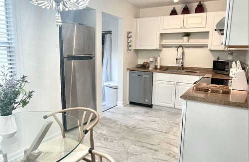 Parker Ridge House | Stylish Comfy Bungalow- 10 minutes to the beach. Backyard w/ deck & Grill.