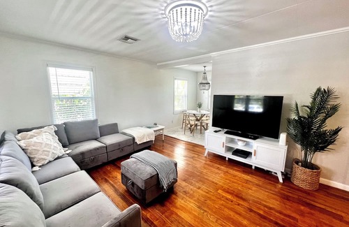 Parker Ridge House | Stylish Comfy Bungalow- 10 minutes to the beach. Backyard w/ deck & Grill.