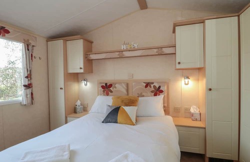 Fiddington Cottage | BAYVIEW 22, pet friendly, with a garden in West Quantoxhead