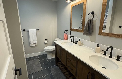 Granite Falls House | Coveside Drive - Beautiful Lakefront Home!