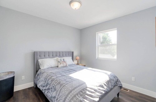 Evergreen House | Cowboy Castle | MT Sky Haus - 8 mins from airport
