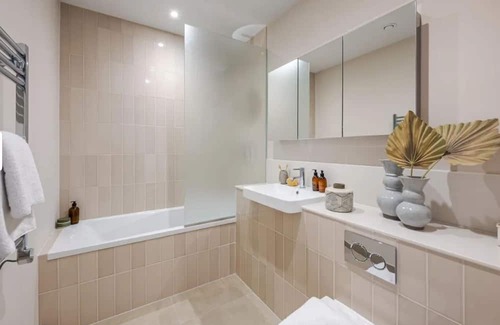 Brixton Hill House | Modern Luxury: 3 Bed, 2 Bath Residence with Private Garden in Vibrant Kings Mews