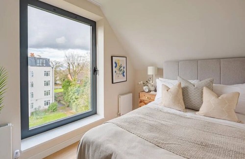 Brixton Hill House | Modern Luxury: 3 Bed, 2 Bath Residence with Private Garden in Vibrant Kings Mews
