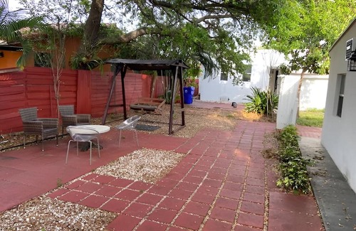 West Little Havana House | Private room near to Miami Airport - Free Parking