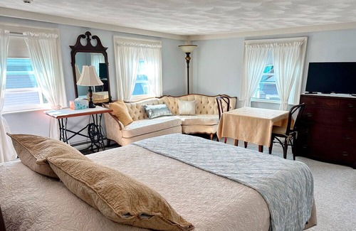Salem Bed & Breakfast | Charming 3rd floor room for 2. Walk to all attractions, train & beaches.