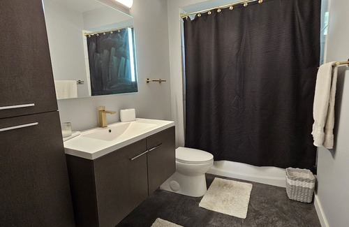 Clarkson-Lorne Park House | Modern 3 bedroom Townhouse minutes from the Lake in Port Credit!
