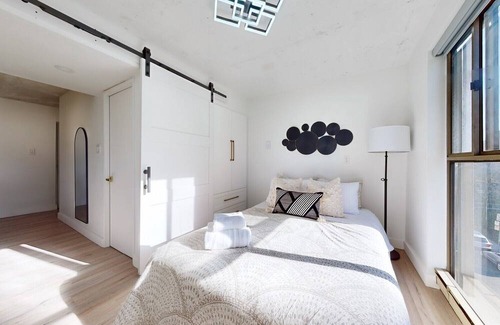 Old Town Condo | Downtown Toronto Delight: The Cozy 3-Bedroom