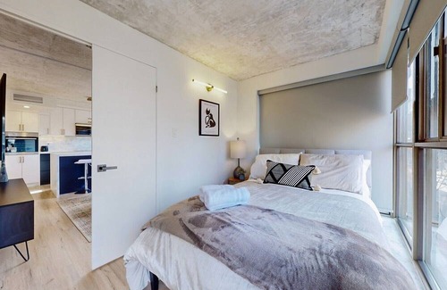 Old Town Condo | Downtown Toronto Delight: The Cozy 3-Bedroom