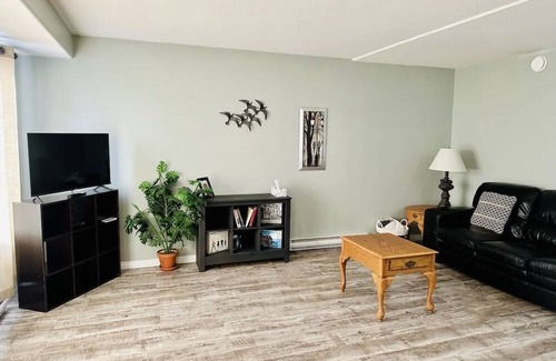 Whitehorse Apartment | Cozy suite in desirable neighborhood! Near multi-use trails and city bus stop.