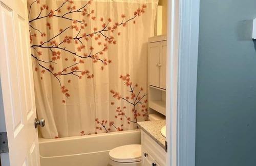 Whitehorse Apartment | Cozy suite in desirable neighborhood! Near multi-use trails and city bus stop.