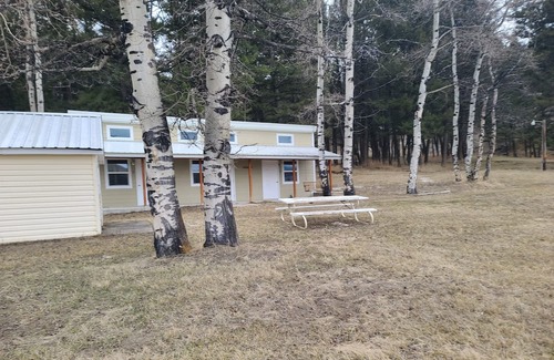 Powell County RV Rental | Avon Dry cabins with central bath house nightly & longterm rentals w/12 Rv sites