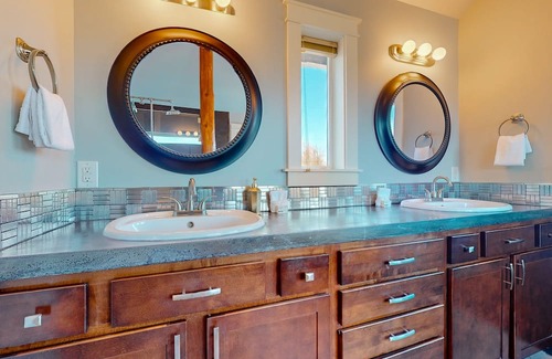 Bellingham House | Stunning mountain view home on 10 acres with a washer/dryer