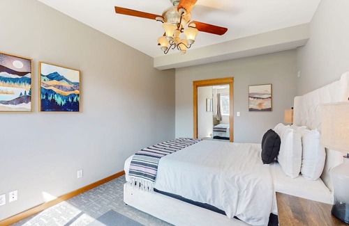 Bellingham House | Stunning mountain view home on 10 acres with a washer/dryer