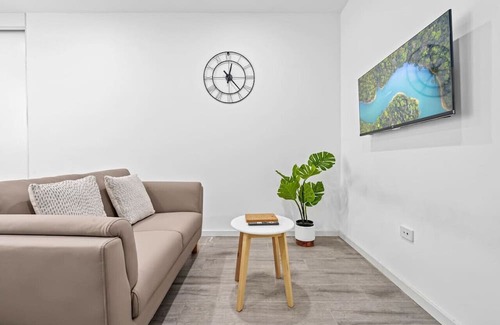 Burwood Apartment | Burwood 1Br apt nearTrain/Shopping street parking