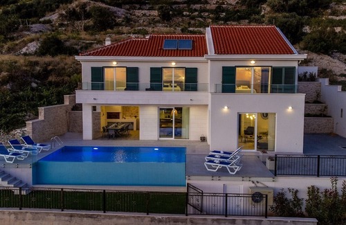 Potomje Villa | Villa di Goya heated infinity pool, beachfront, quiet area, outdoor kitchen, bbq