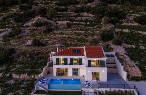 Potomje Villa | Villa di Goya heated infinity pool, beachfront, quiet area, outdoor kitchen, bbq