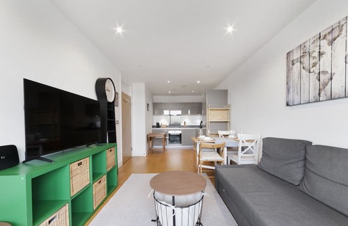 Bromley South Apartment | Charming Bow Retreat: Your Gateway to London's East End. Sleeps 4!