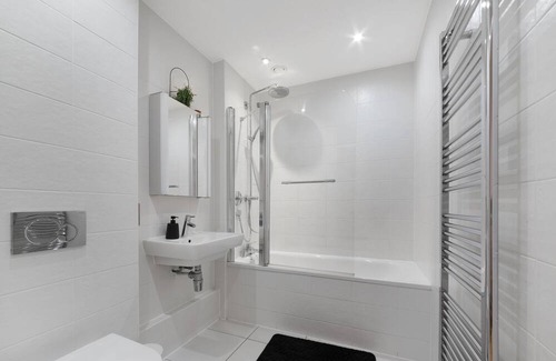 Bromley South Apartment | Charming Bow Retreat: Your Gateway to London's East End. Sleeps 4!