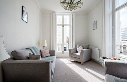 Churchill Apartment | Luxury suite with balcony near London Victoria