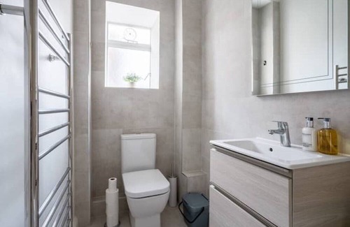 Churchill Apartment | Luxury suite with balcony near London Victoria