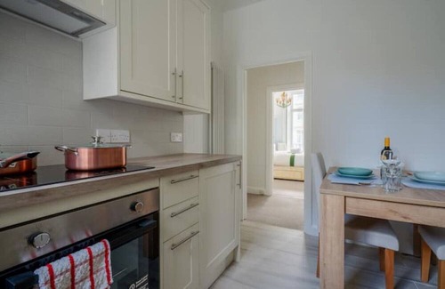 Churchill Apartment | Luxury suite with balcony near London Victoria