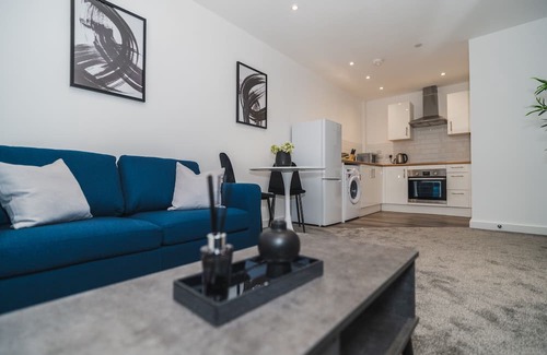 Wakefield Apartment | Thornhill House Modern City Center Apartment