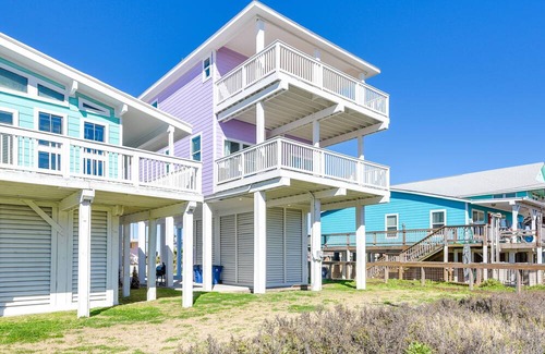 Surfside Beach Cottage | Pet-friendly Surfside Beach Home w/ Ocean Views!