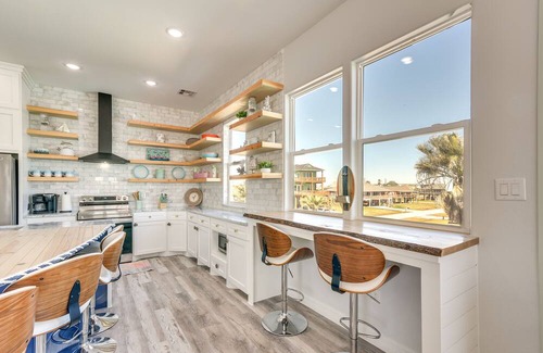 Surfside Beach Cottage | Pet-friendly Surfside Beach Home w/ Ocean Views!