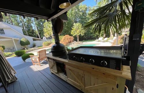 Griffin House | House with Pool, Hot Tub, Outdoor Fireplace with TV, able to sleep 18!
