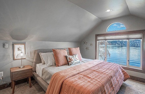 Rainier Valley House | Pet-Friendly Corporate Housing Overlooking Lake Washington
